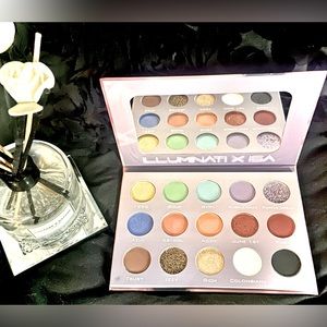 ILLUMINATI COSMETICS
ILLUMINATI X ISA Eyeshadow Palette